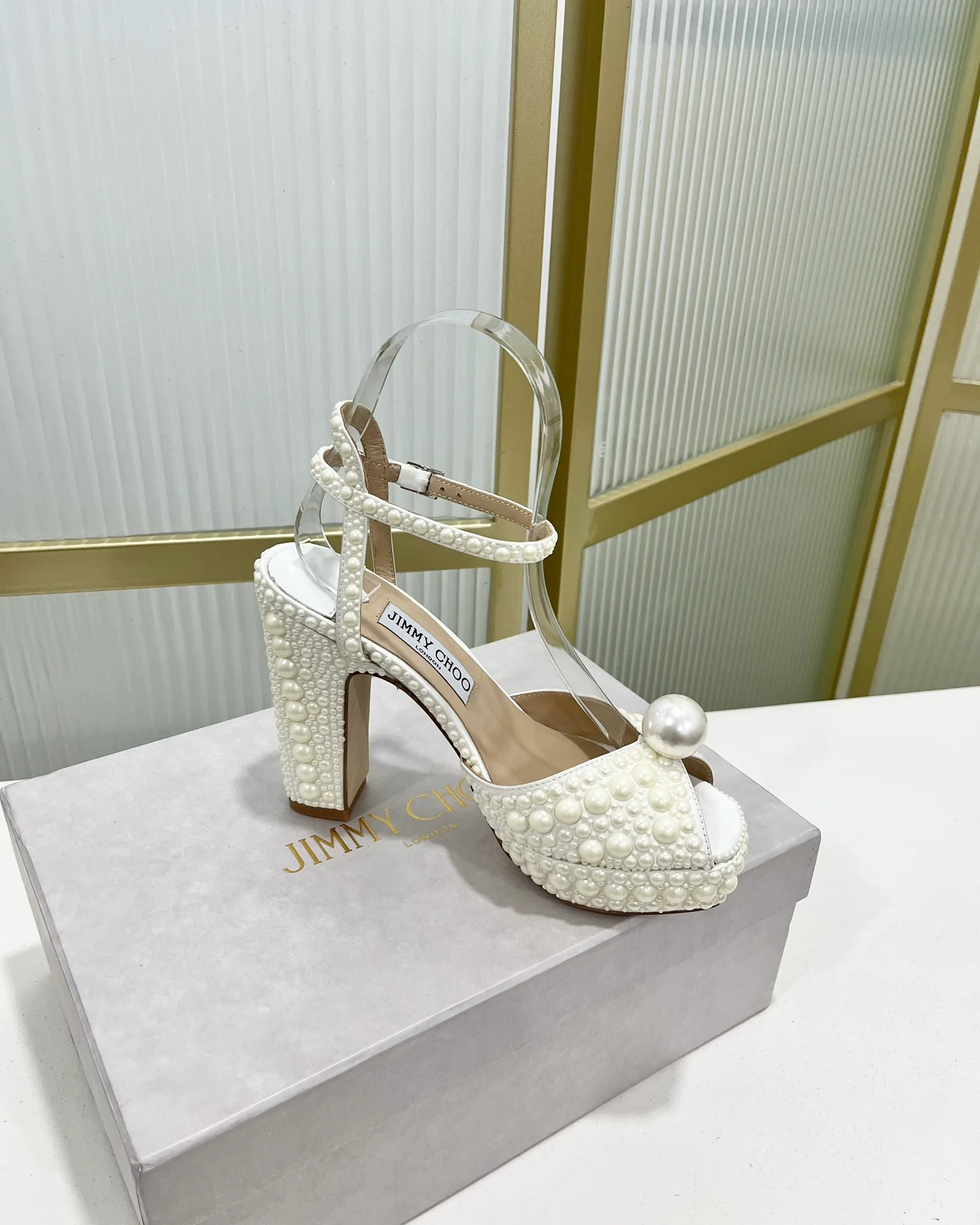 Сандалии на высоком массивном каблуке Jimmy Retro Pearl Series - белые.