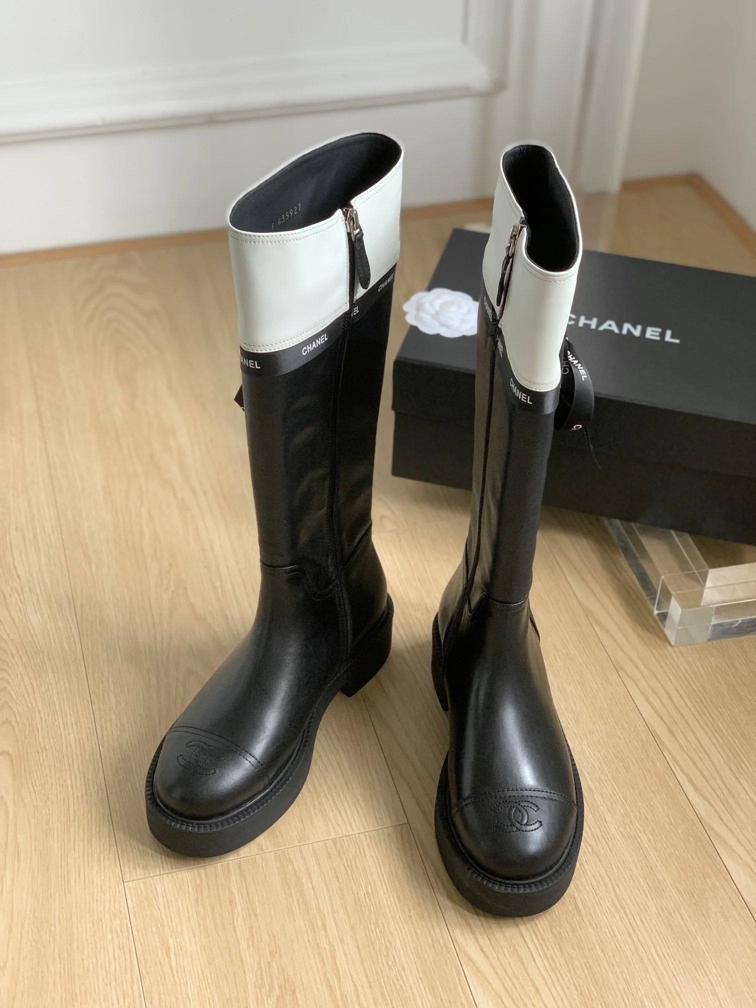 Новинка сезона осень/зима 2023 от Chanel - Коллекция сапог с лентами - Высокие сапоги - Черно-белая коллекция