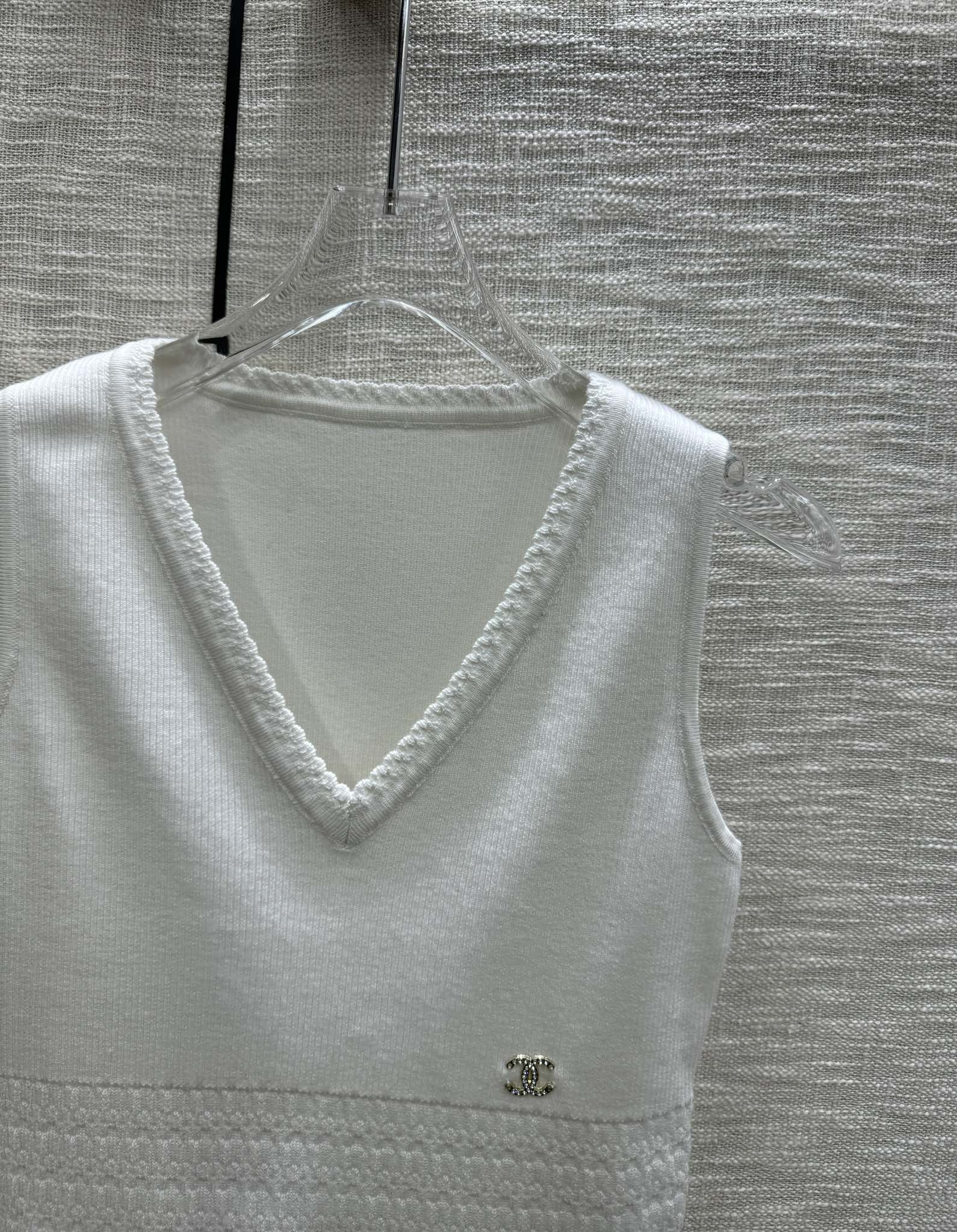 Вязаный жилет Chanel 2403 с V-образным вырезом - белый