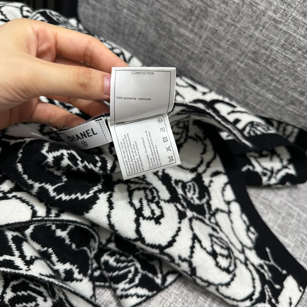 Новый черно-белый кашемировый шарф Chanel с камелиями, 2023 год.