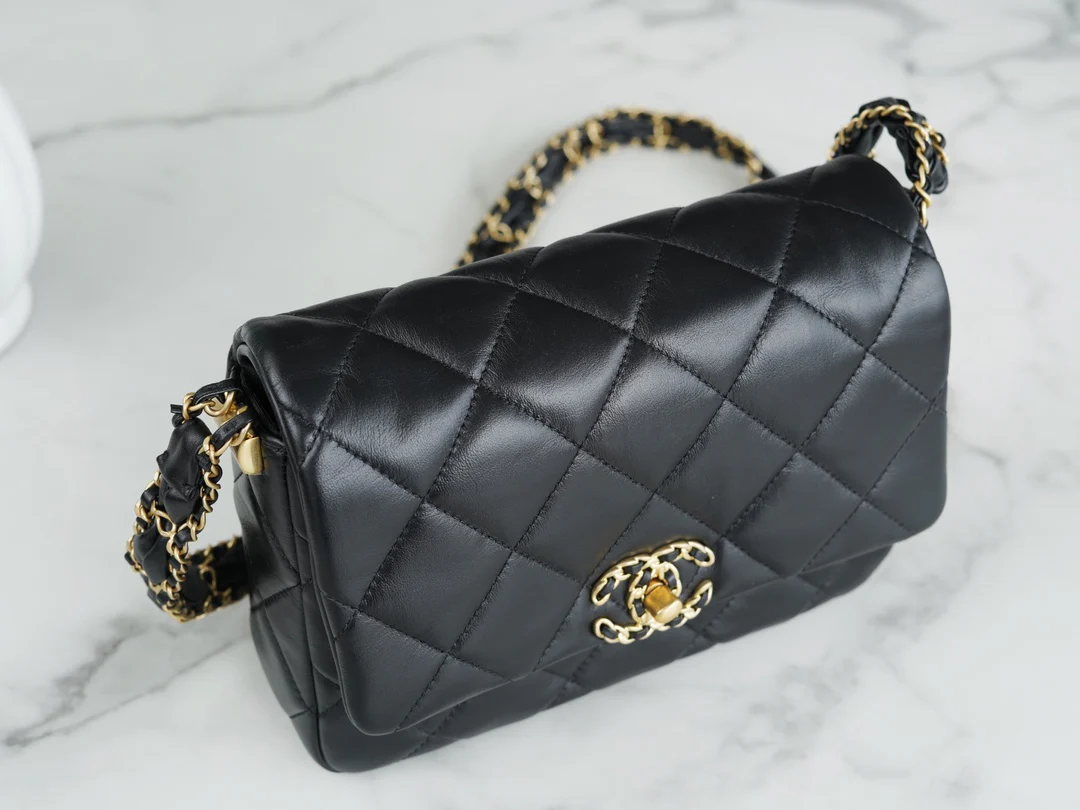 Коллекция Chanel осень/зима - сумка с широким плечевым ремнем и клапаном, черная с золотыми вставками из мятой телячьей кожи.