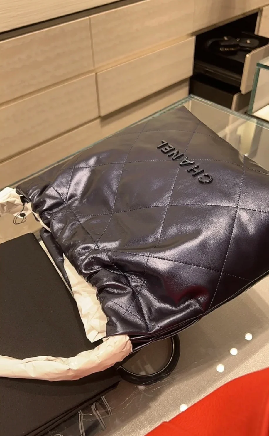 Сумка Chanel 22 - маленькая, металлизированная, синяя.