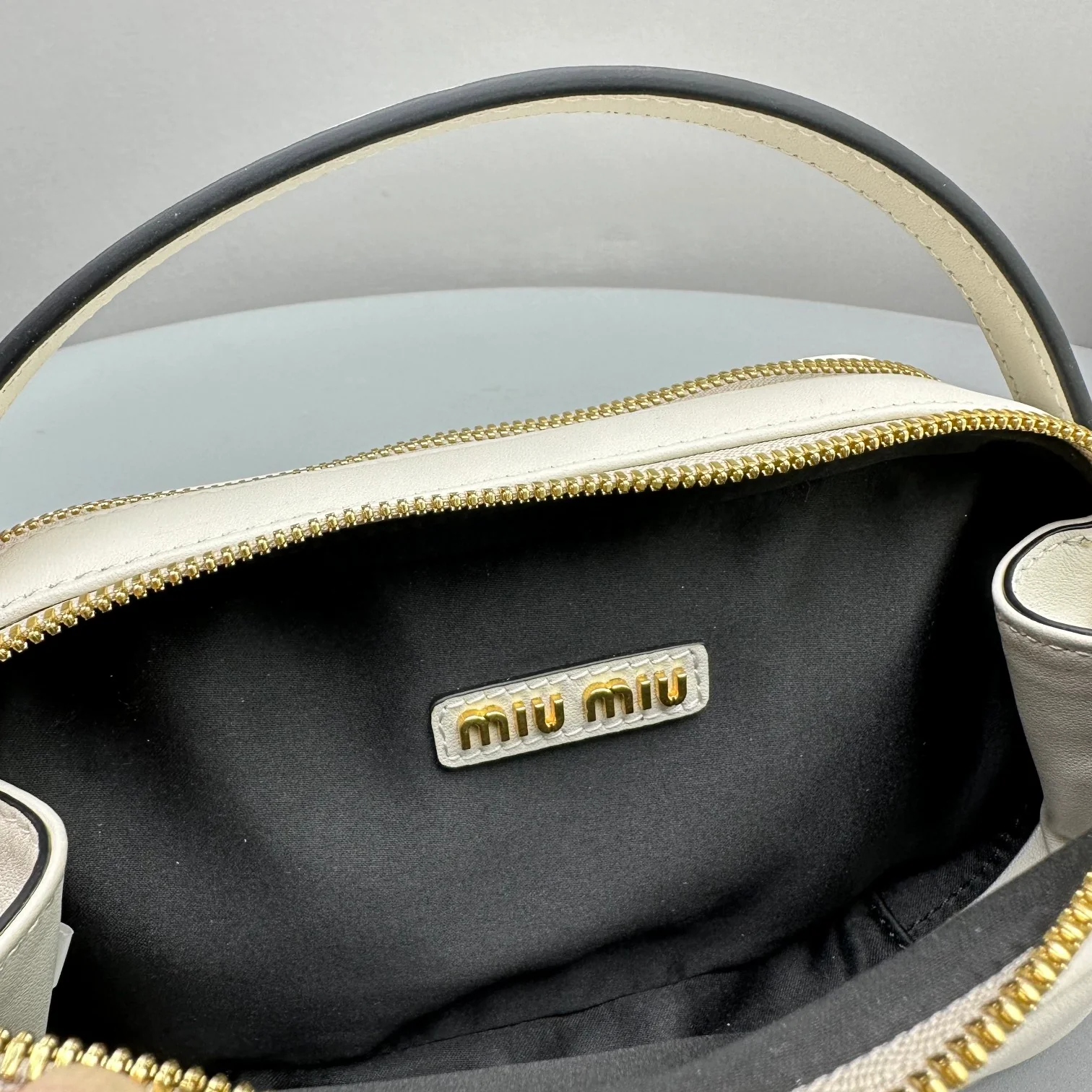 Miu Miu - Сумка/кроссбоди для фотоаппарата, осенне-зимняя коллекция - Полностью белая кожа