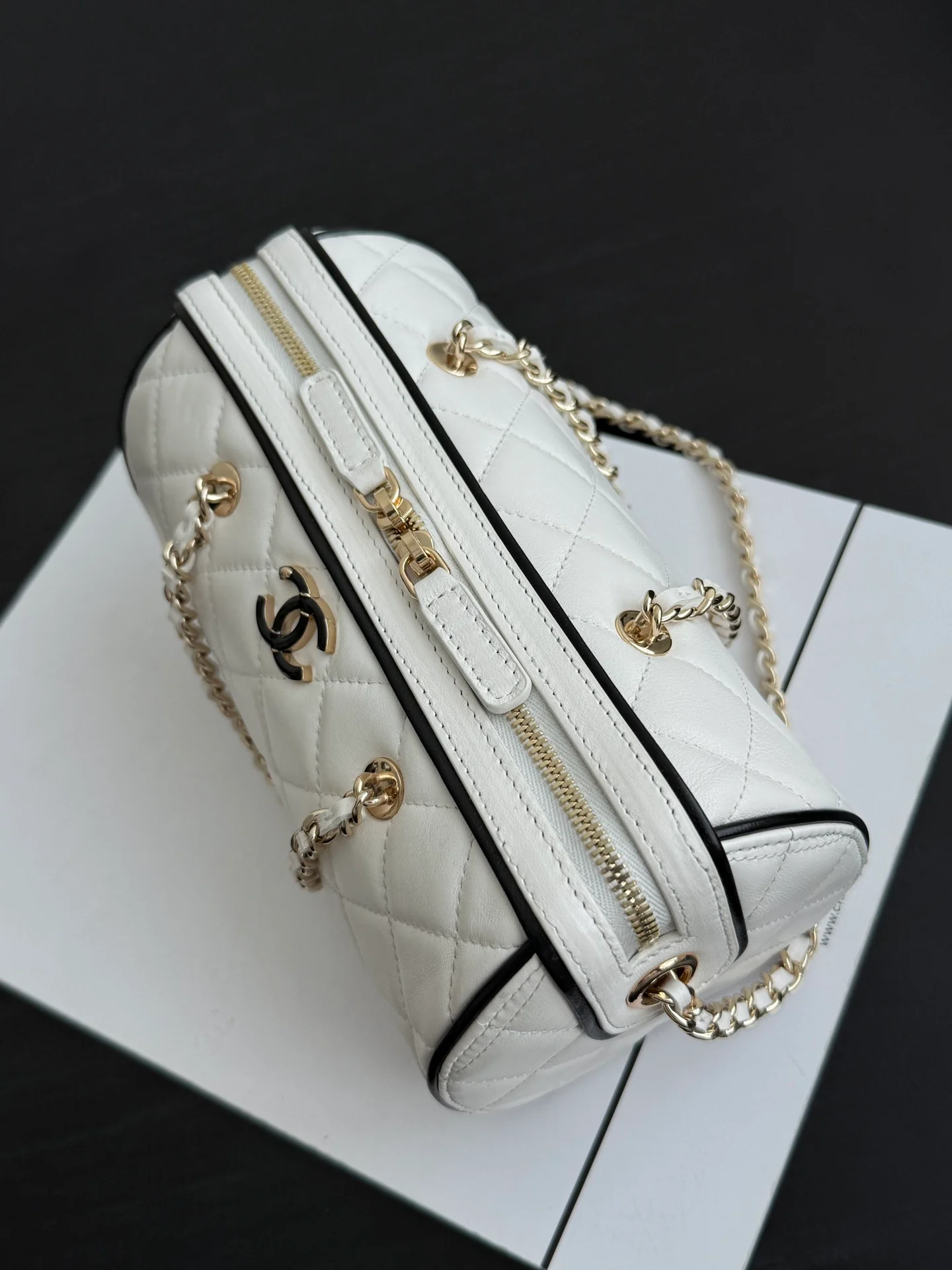 Мини-шар для боулинга Chanel 25 пенсов, весенне-летний, из овечьей кожи, белый с черной отделкой.