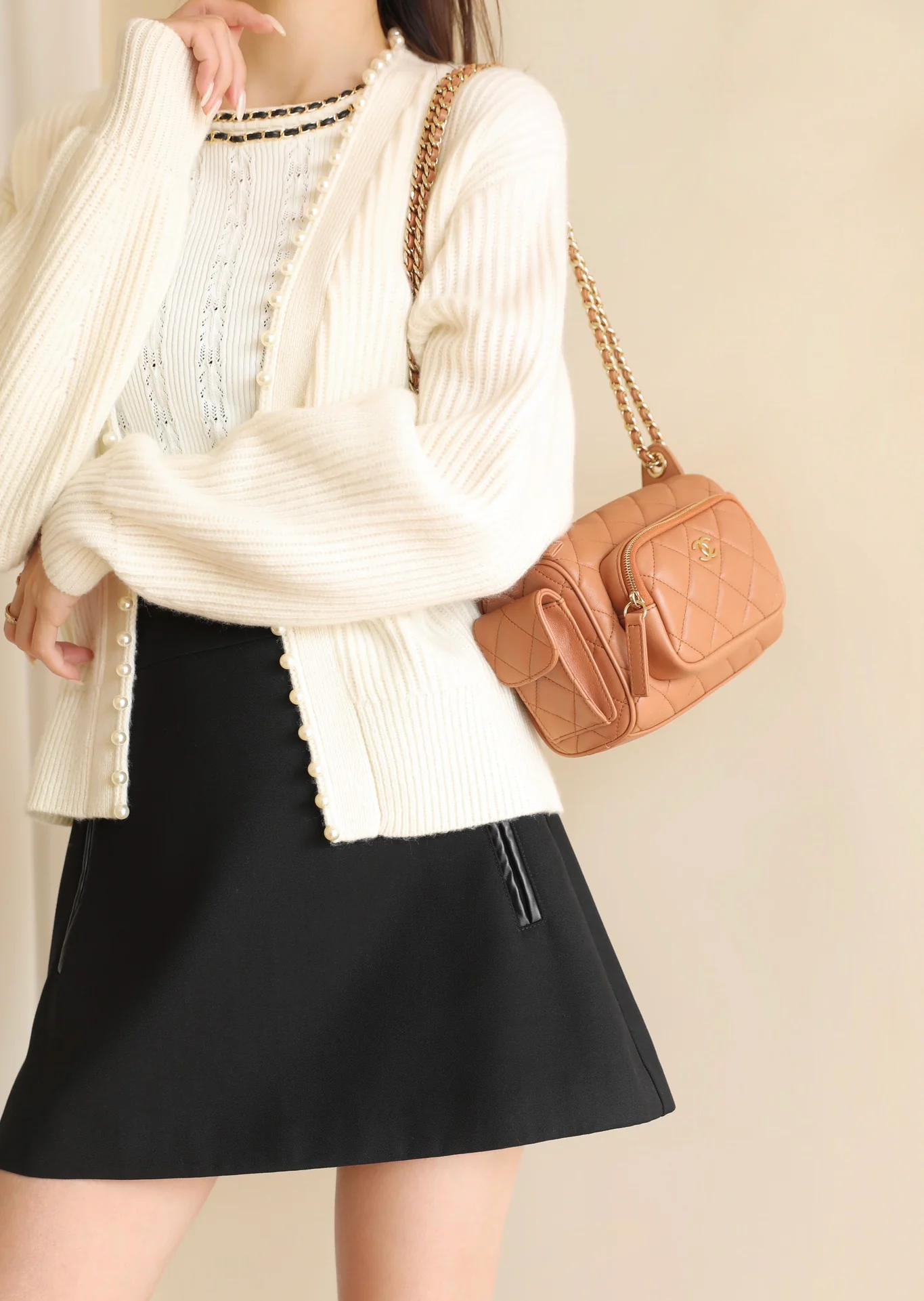 Сумка-фотоаппарат Chanel из 24-каратного золота с двумя карманами, маленькая, карамельного цвета.