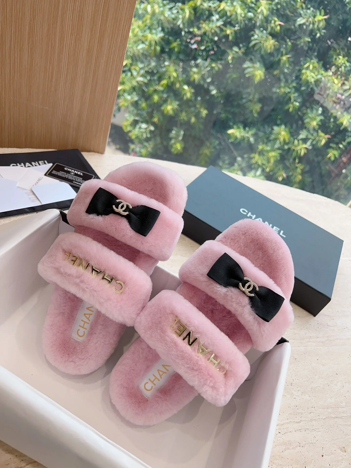 Новинка 2023 года от Chanel - Меховые тапочки - Розовые с бантиком