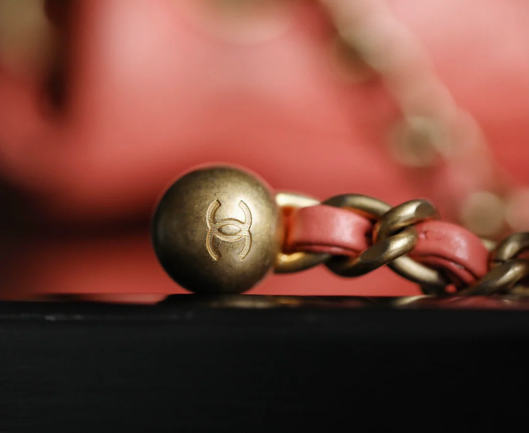 Chanel - Золотистая сумка-клапан с шариком из углеродного волокна - Кораллово-розовая