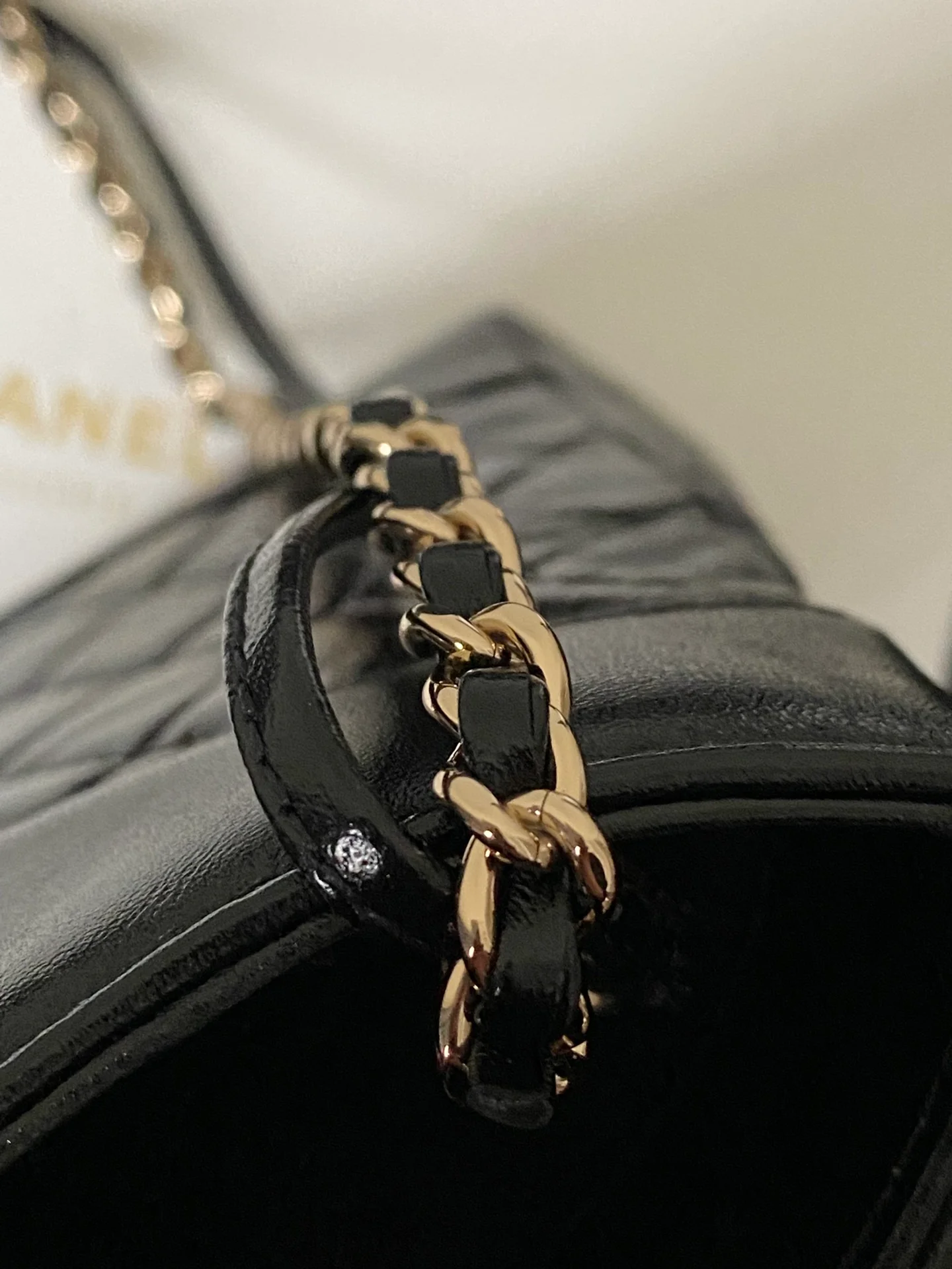 Мини-сумка Chanel 24s Mini 31, из вощеной овечьей кожи, черная.