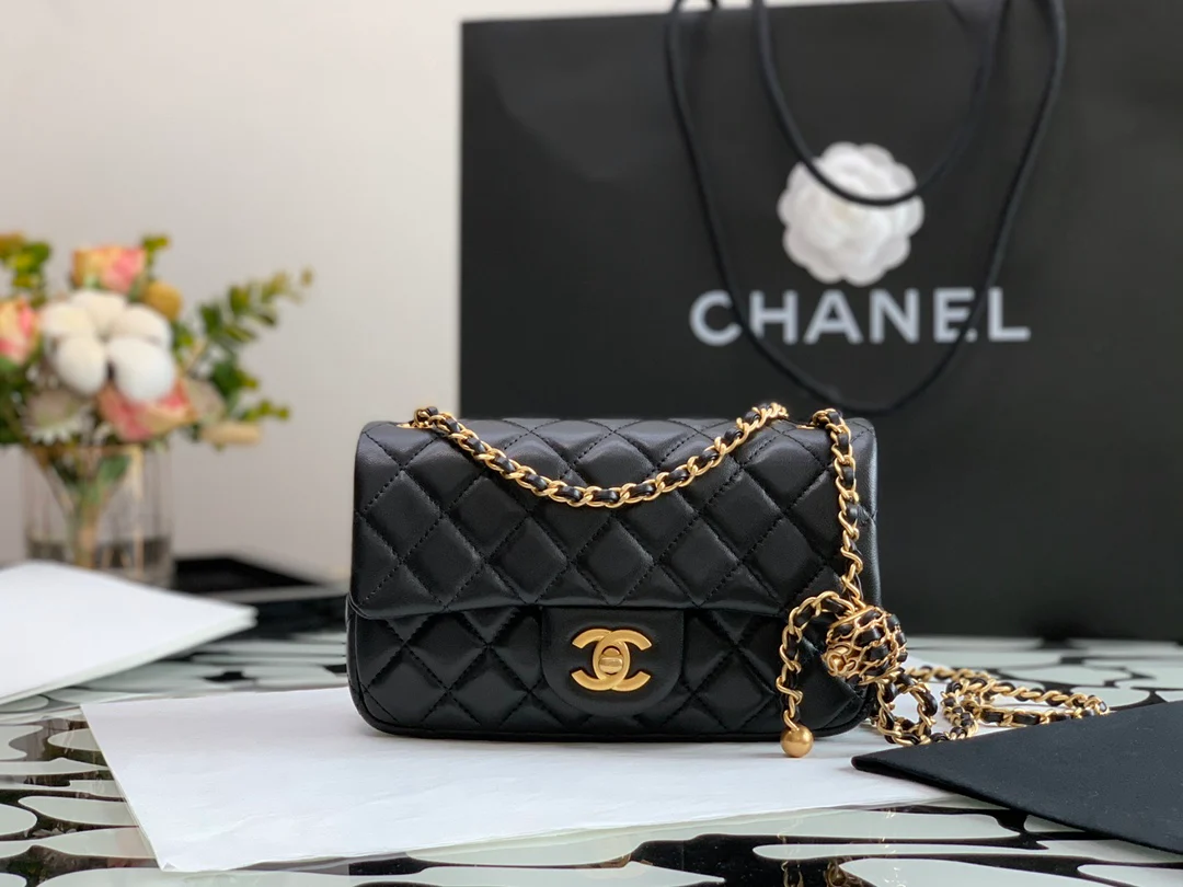 Сумка Chanel 2022 года, цвет ореховое золото, квадратная, с клапаном - 20 см.