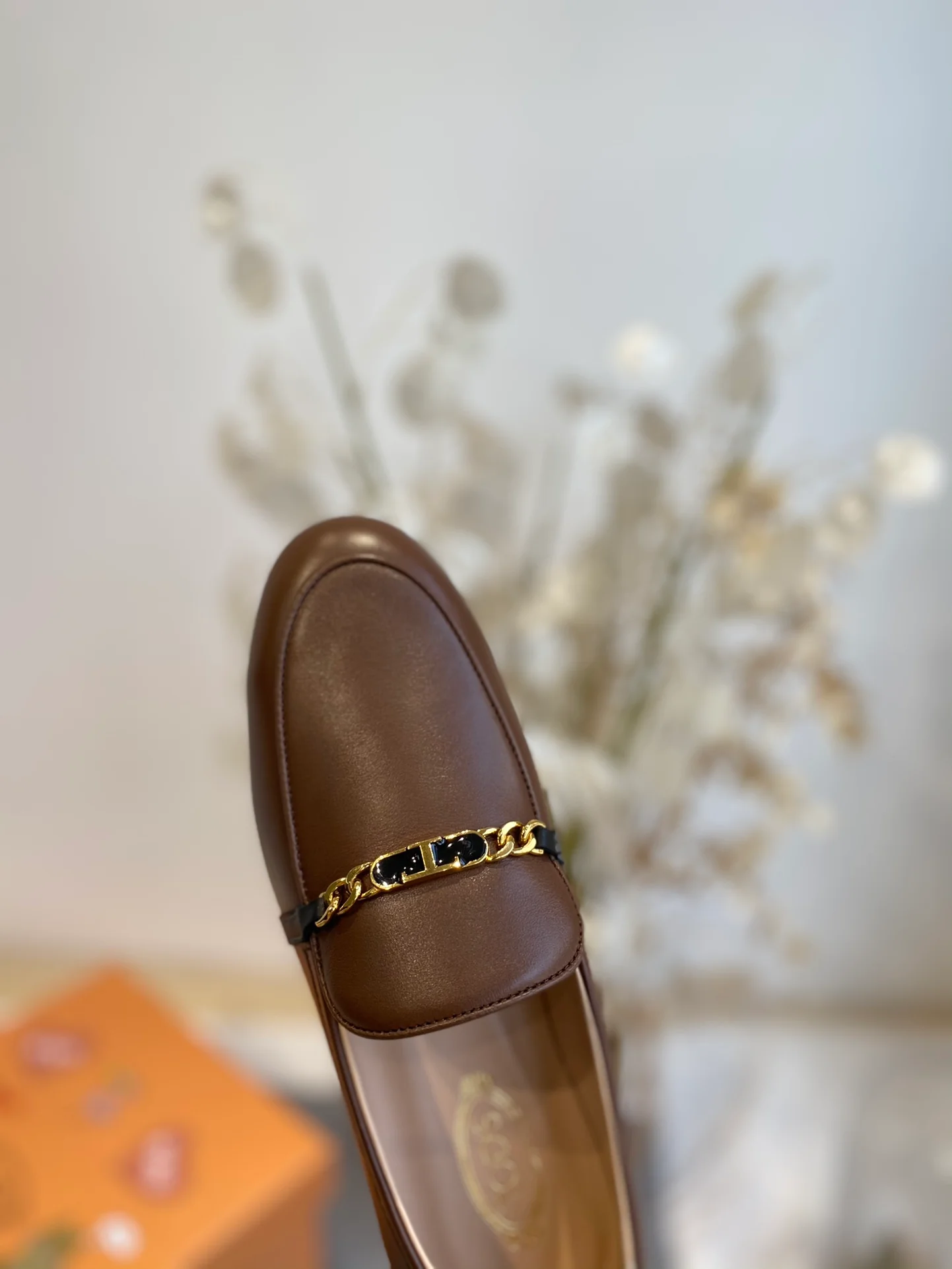 Tods - Сдержанные лоферы с тонкой цепочкой - 3