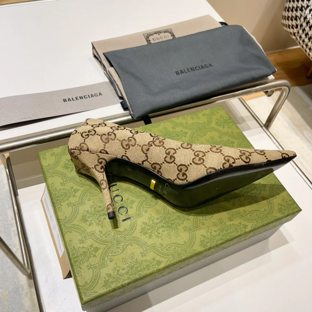 Туфли на высоком каблуке с острым носком от Gucci, весна 2022.