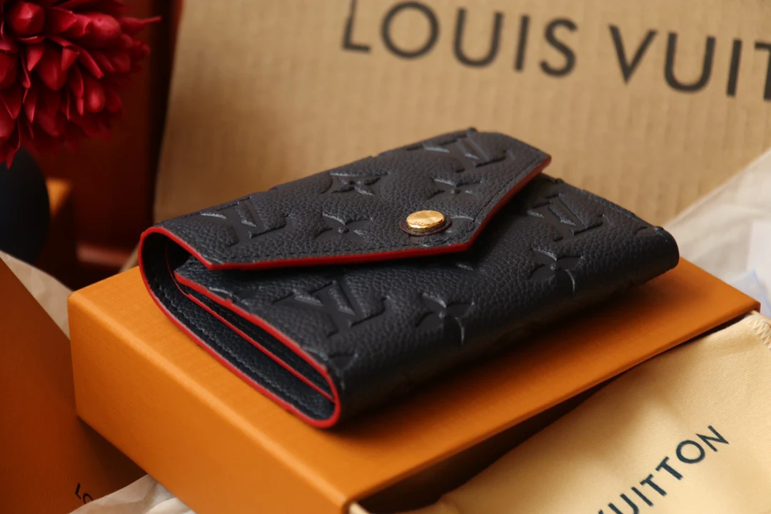 LV-m64060-Короткий трехсекционный кошелек-черный с красной отделкой