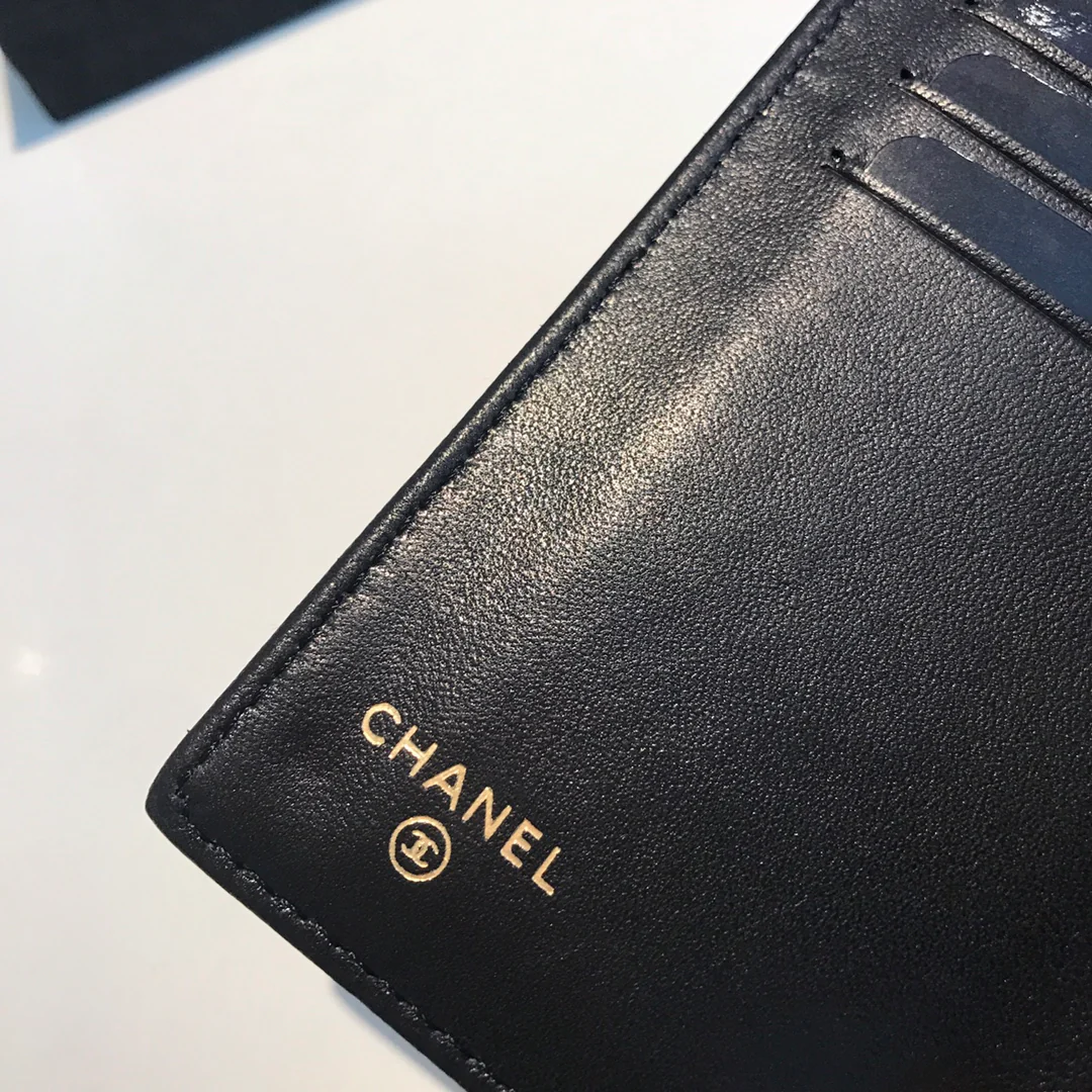 Чехол Chanel Le Boy Tri-fold Frame - из черной овечьей кожи с золотой пряжкой.