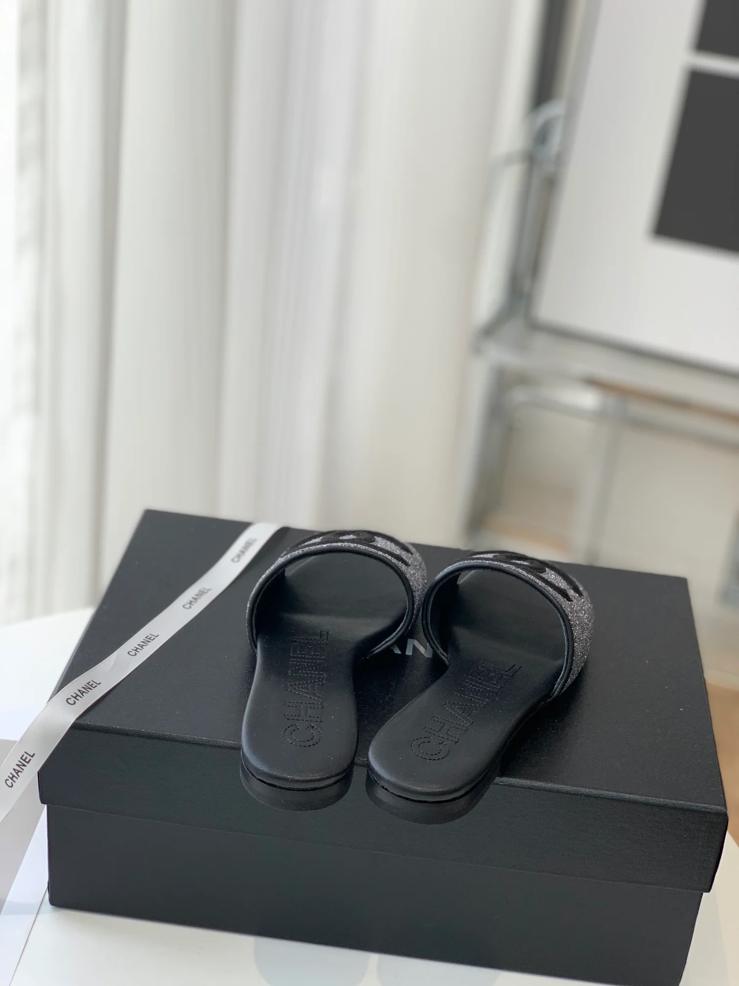 Новинка 2023 года от Chanel - Тапочки из овечьей кожи - Черные