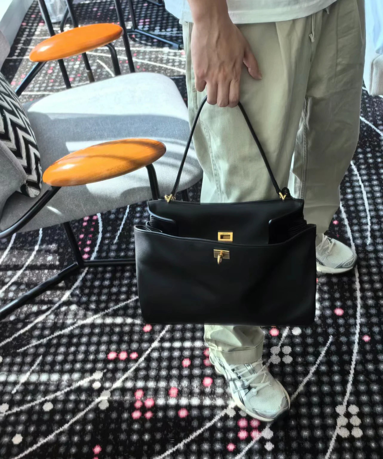 Сумка Balenciaga Rodeo, 35 см, черная с золотой фурнитурой.