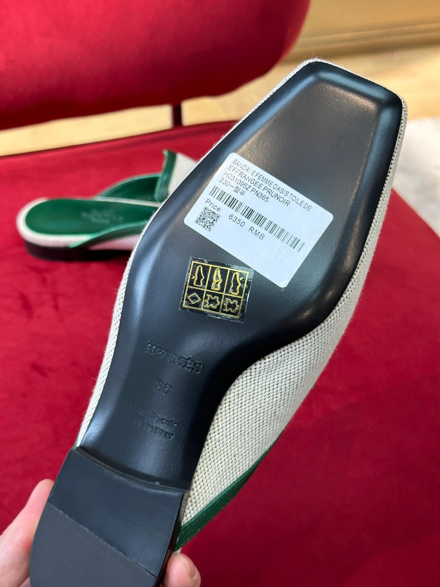 Новинка сезона весна/лето 2023 от Hermes - кожаные тапочки с квадратным носком - белые и зеленые.