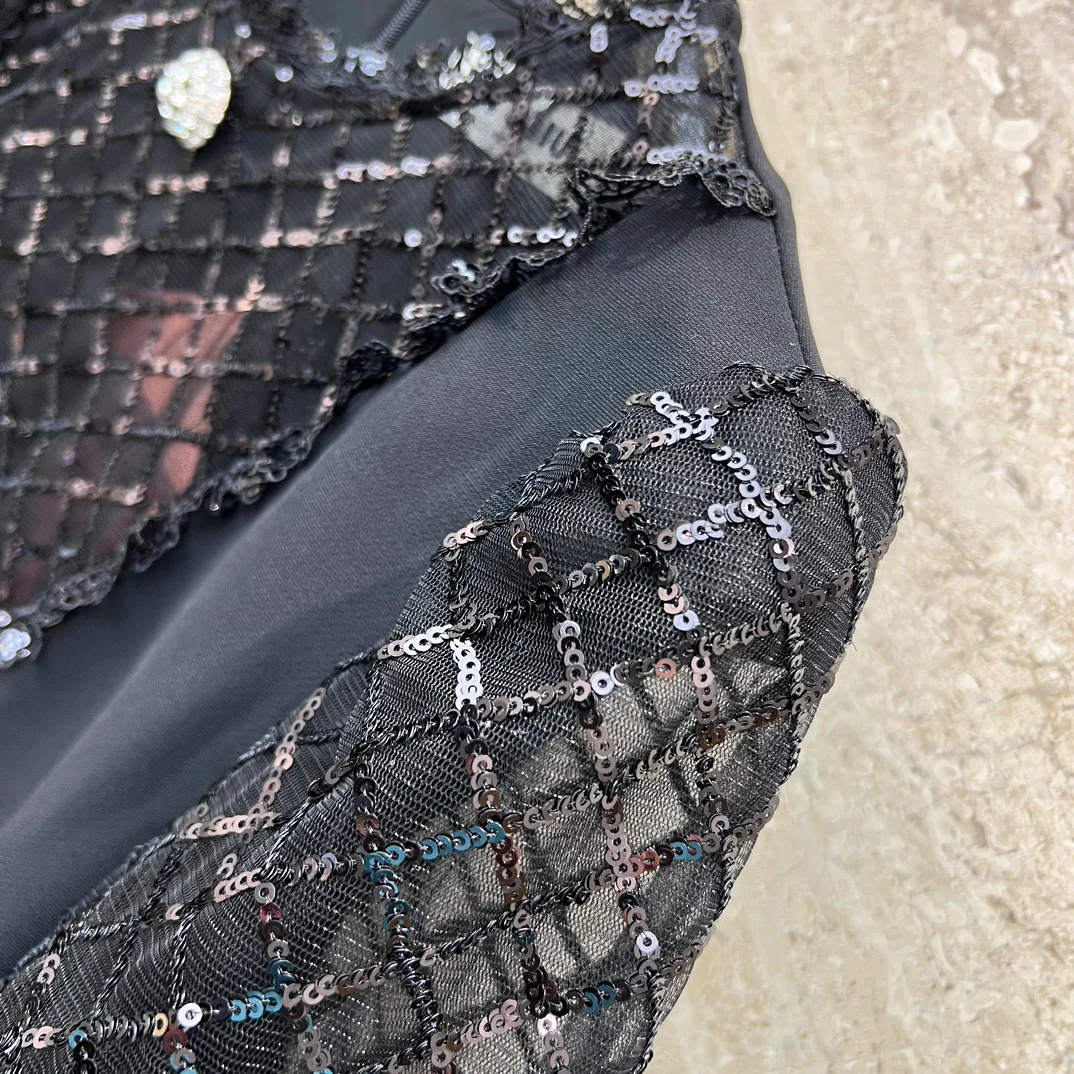 Новинка сезона весна/лето 2024 от Miu Miu - комбинезон А-силуэта с короткими рукавами, украшенный стразами и пайетками на груди.