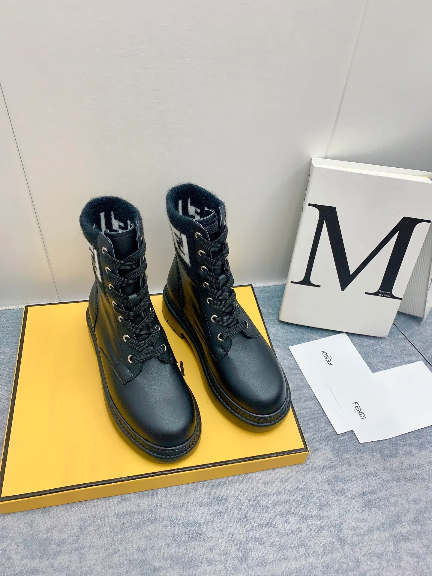 Новинка сезона осень/зима 2023 от Fendi - Ботильоны с монограммой - Черно-белые