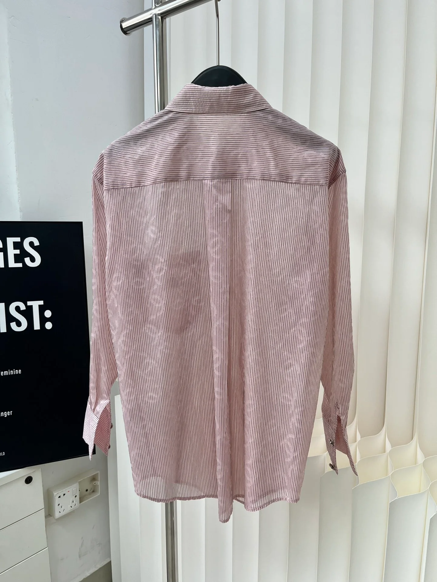 Chanel 2403 - Рубашка с двойным С-образным воротником и тонким узором - Розовая