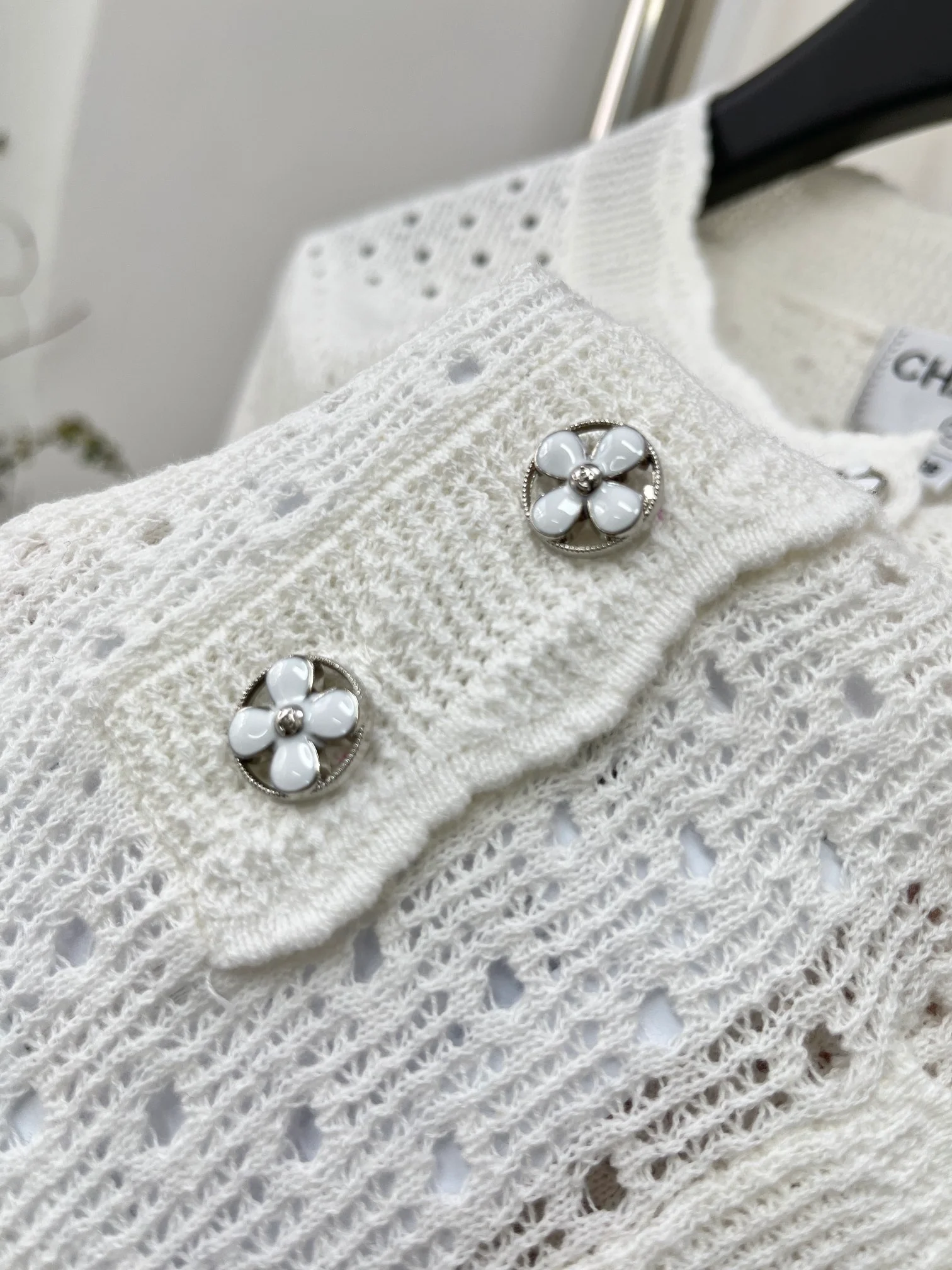 Вязаный топ Chanel 2403 из специальной пряжи с короткими рукавами - белый