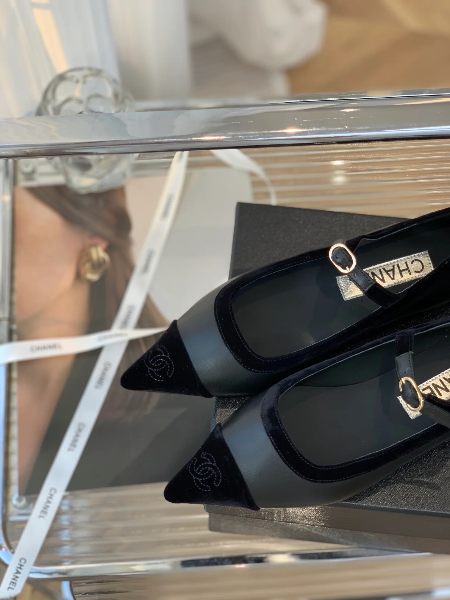 Туфли ?Мэри Джейн? от Chanel — бархат с отделкой из овечьей кожи — серые.