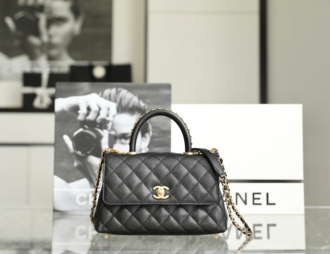 Маленькая сумочка в стиле Chanel — цепочка-ручка, застежка на клапане, небольшой размер — черная с золотой фурнитурой.