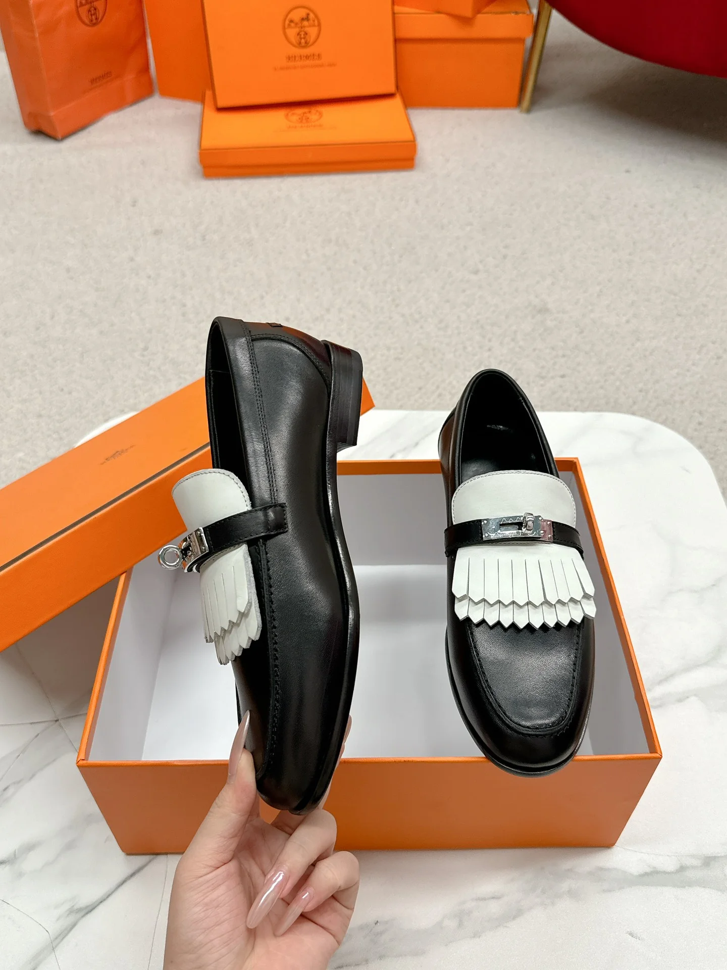 Лоферы Hermes 2024 с круглым носком и пряжкой H — черные.