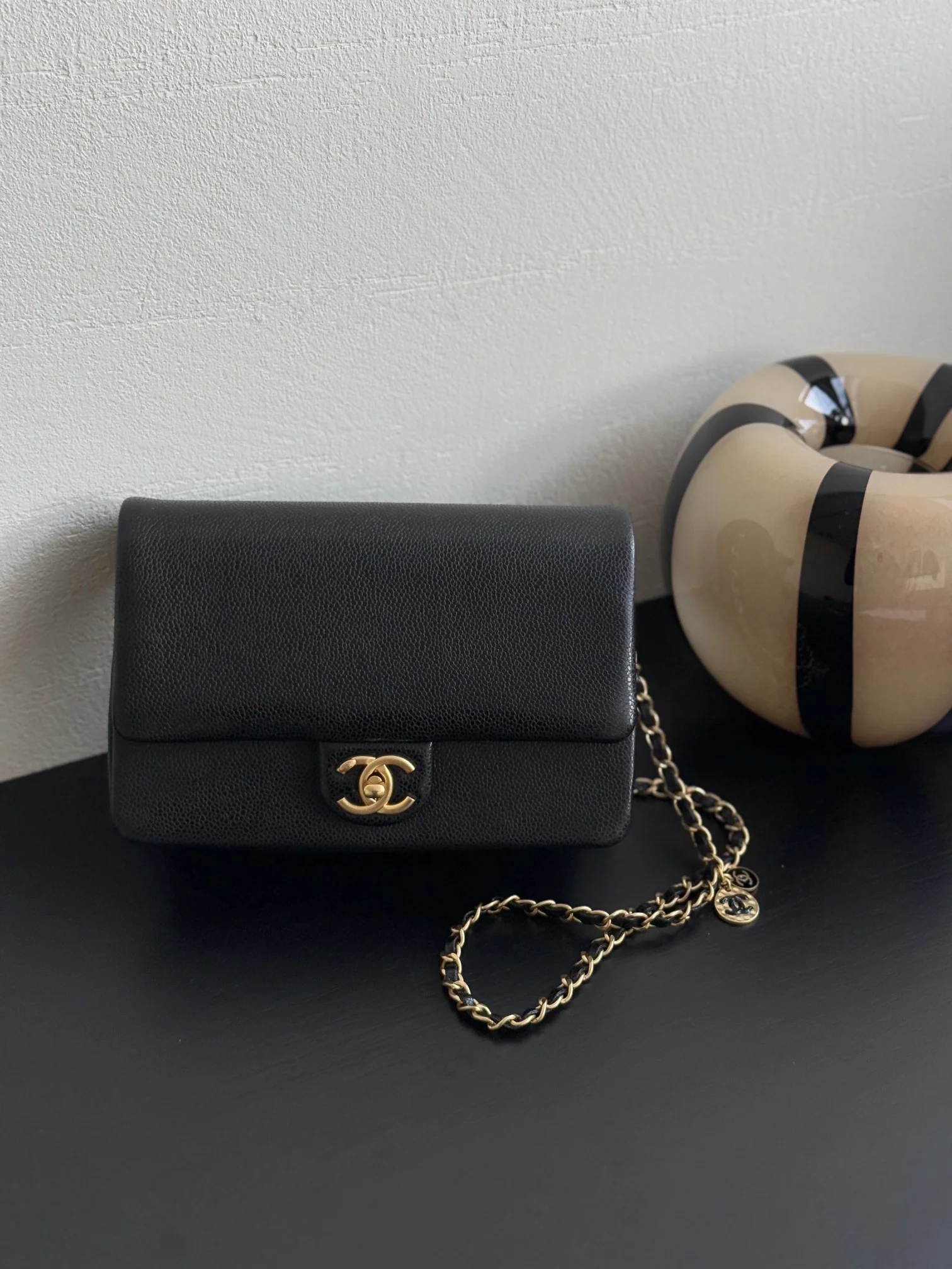 Винтажная сумка Chanel с клапаном из икры, средний размер, черная.