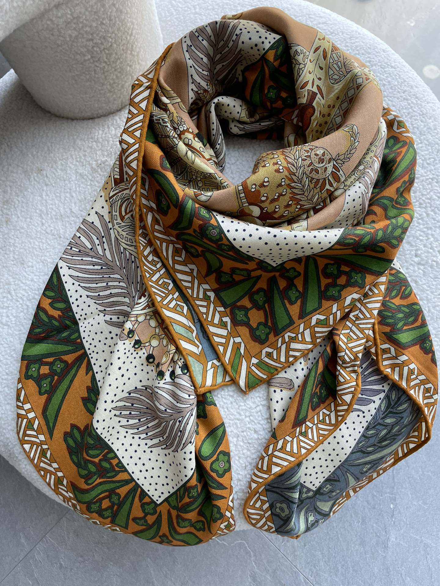 Двусторонний платок Hermes 140 - жетон с буквой H - необычный