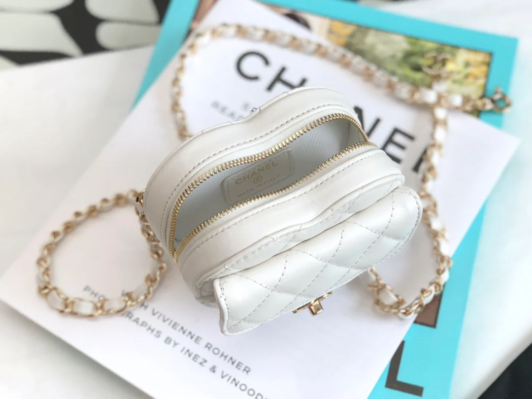 Поясная сумка Chanel с сердечком