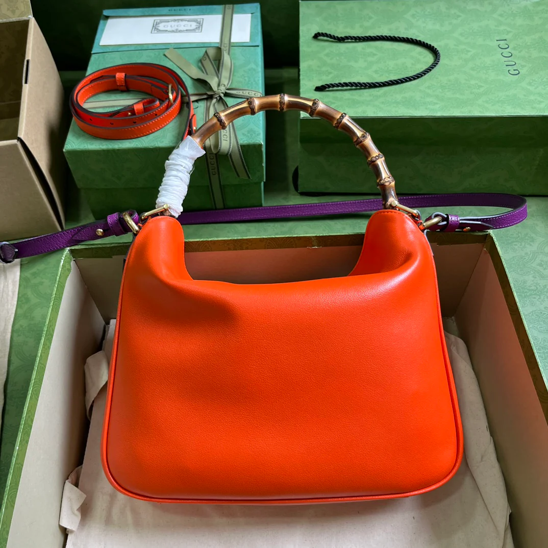 Средняя сумка через плечо Gucci Diana из серии Diana - красная.