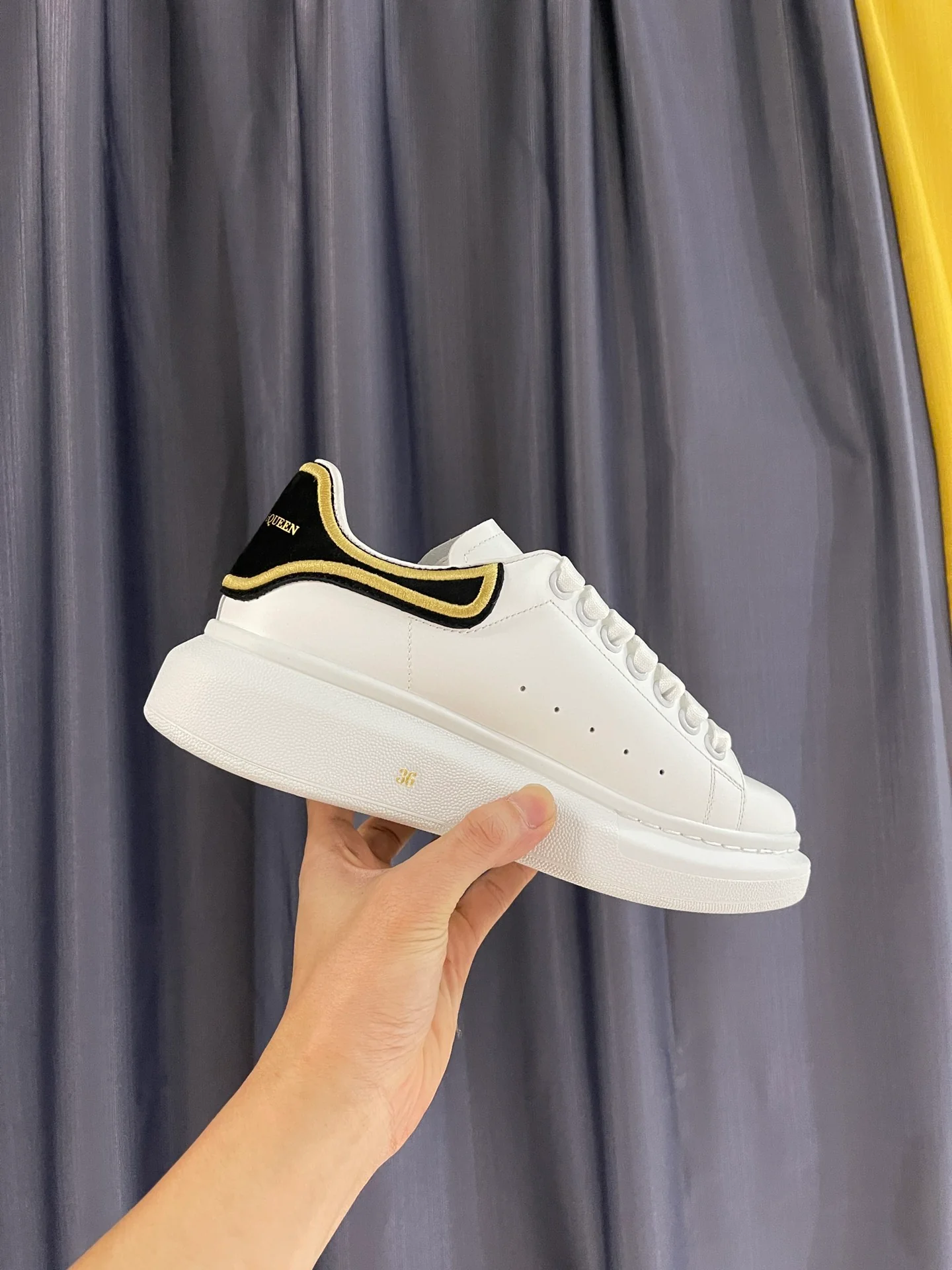 Классические белые кроссовки McQueen - унисекс - черный бархат - каблук с золотой вышивкой - премиум-издание