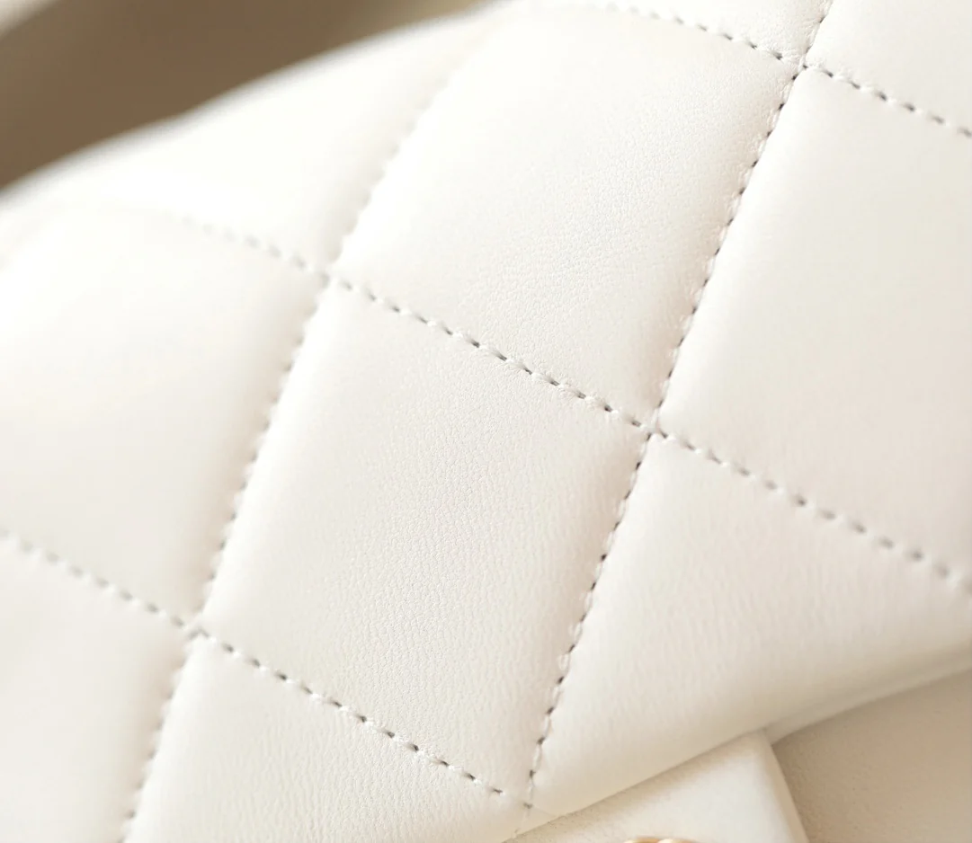 Chanel 25c - Мини-сумочка с узлом и клапаном - Белая с золотой фурнитурой