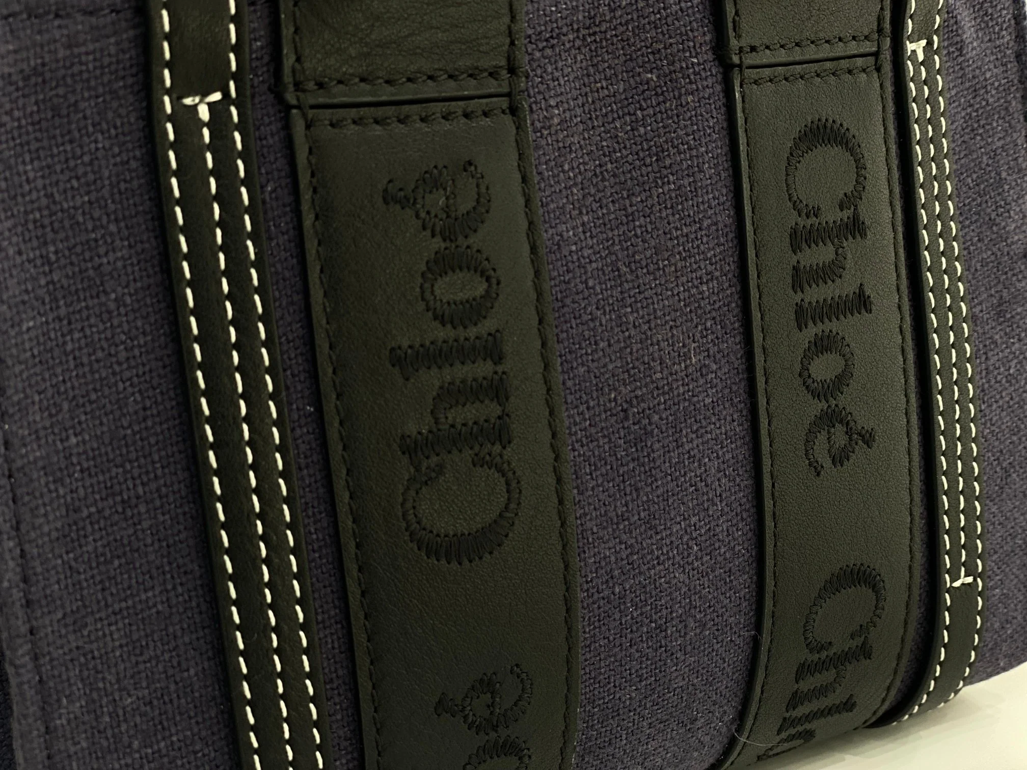 Новинка весны 2023 года от Chloe - сумка-тоут Woody - льняная кожа, темно-синий с черными элементами - мини-версия.