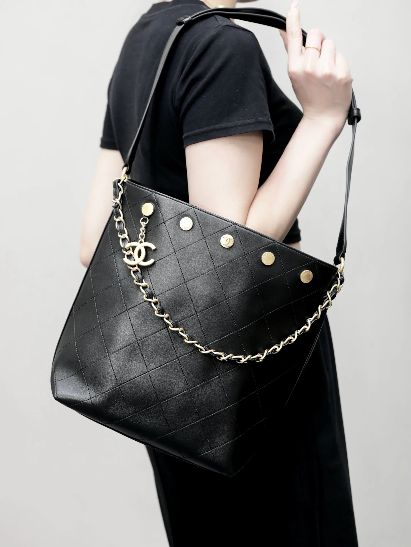 Сумка Chanel в стиле хиппи с золотой монетой 25 пенсов — черно-золотая.