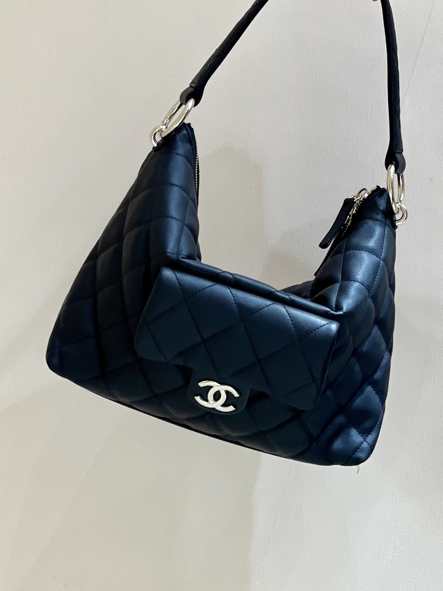 Сумка-хобо Chanel через плечо - черная