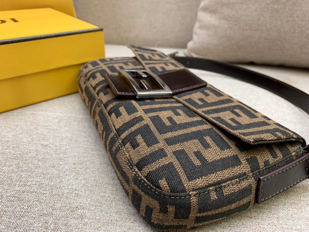 Сумка Fendi Baguette Medium Monogram