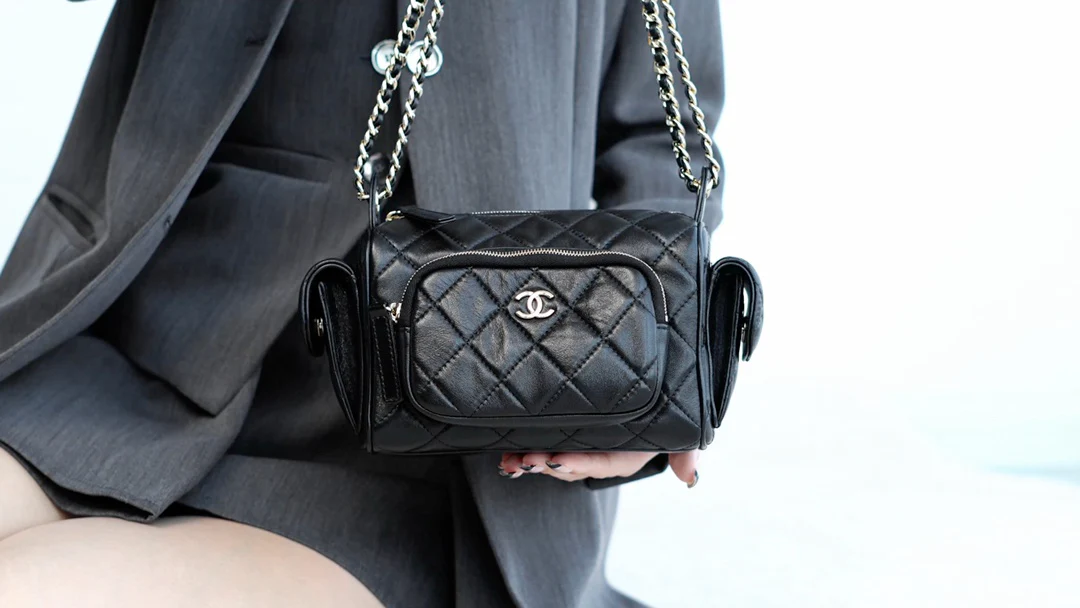 Маленькая многофункциональная сумка для фотоаппарата Chanel из 24-каратного золота — черная.