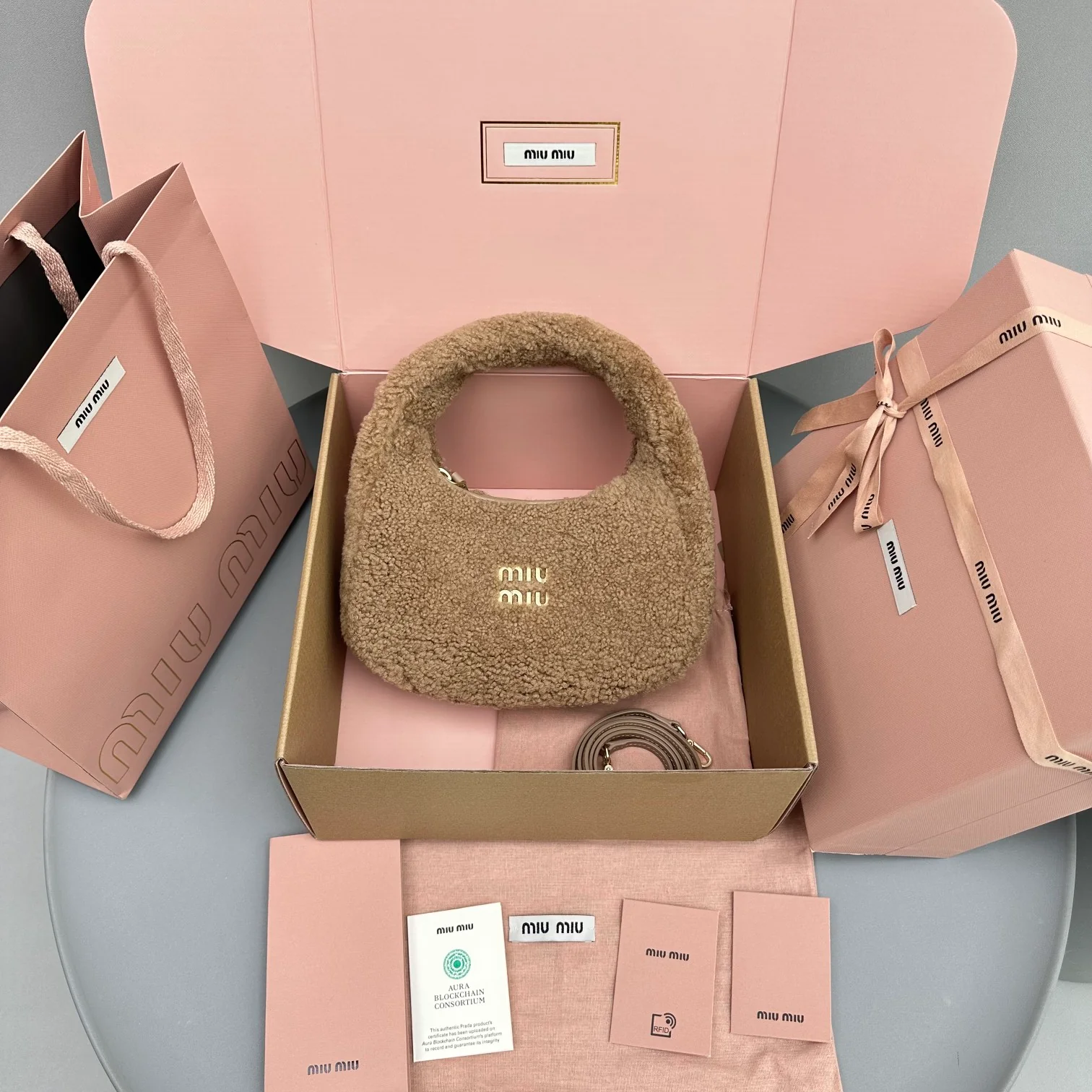 Сумка Miu Miu Wander, маленькая, коричневая, из овечьей шерсти.