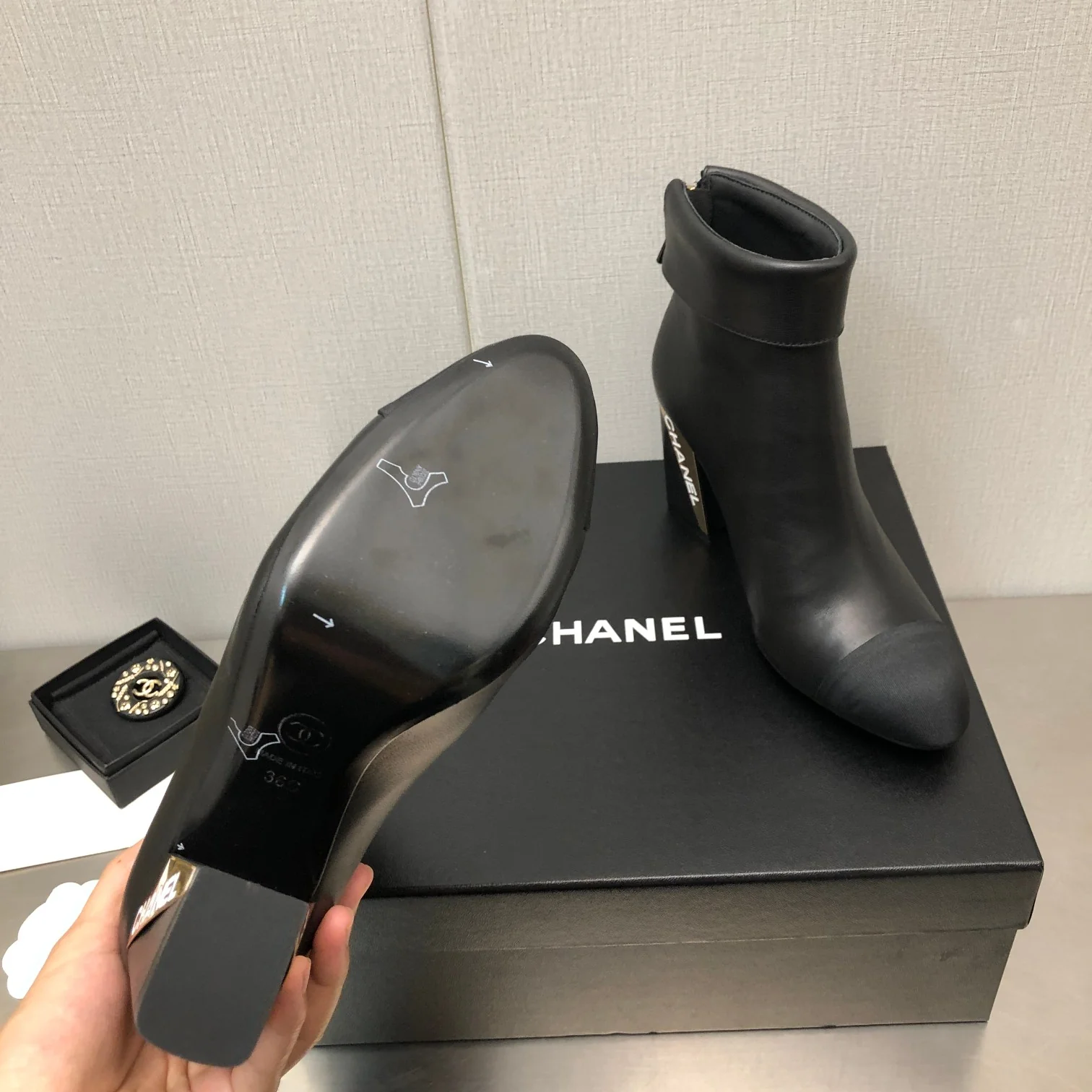 Новинка сезона осень/зима 2022 от Chanel - Ботильоны на высоком каблуке - Черные