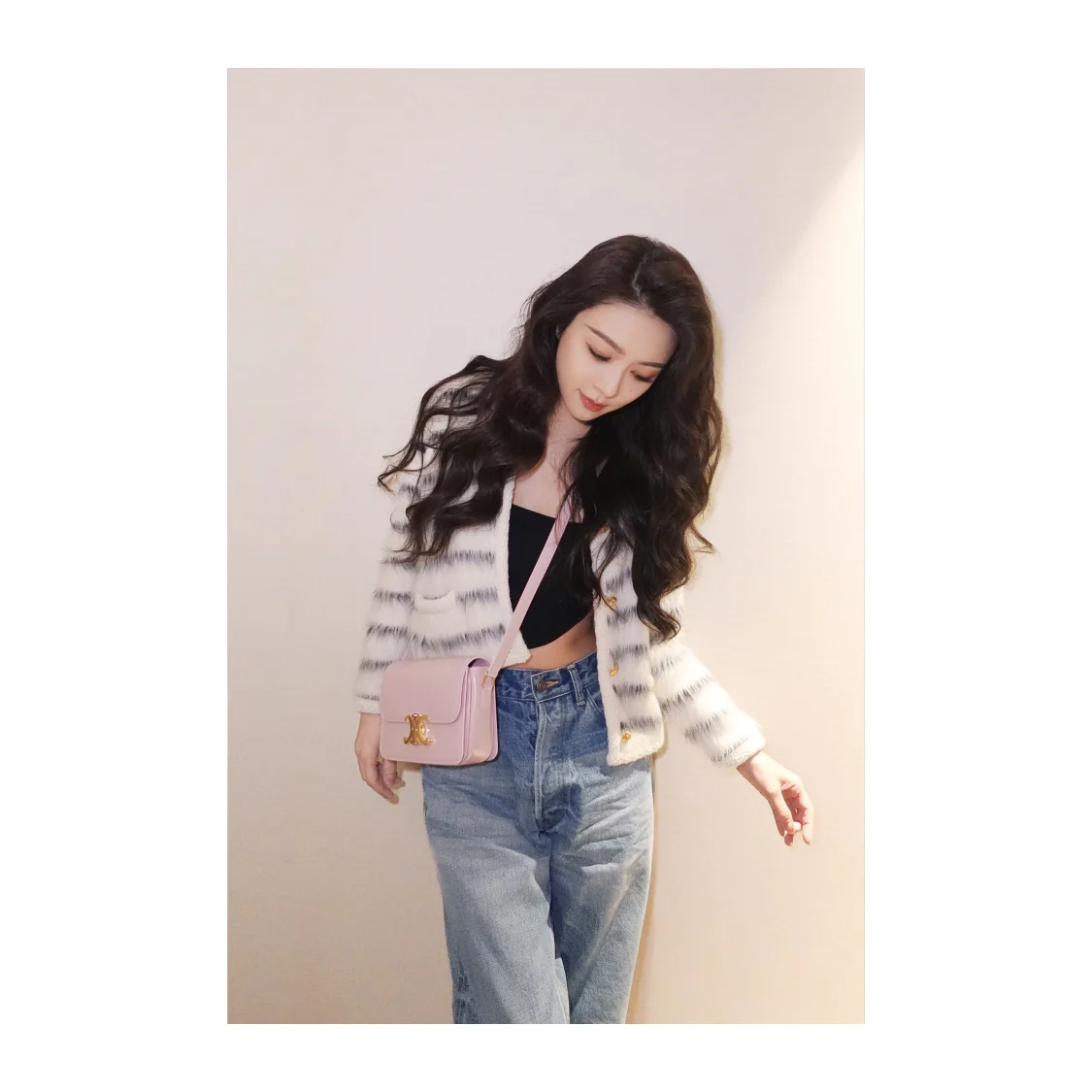 Классическая сумка Celine Triomphe из глянцевой телячьей кожи — розовый цвет вишневого цветка.