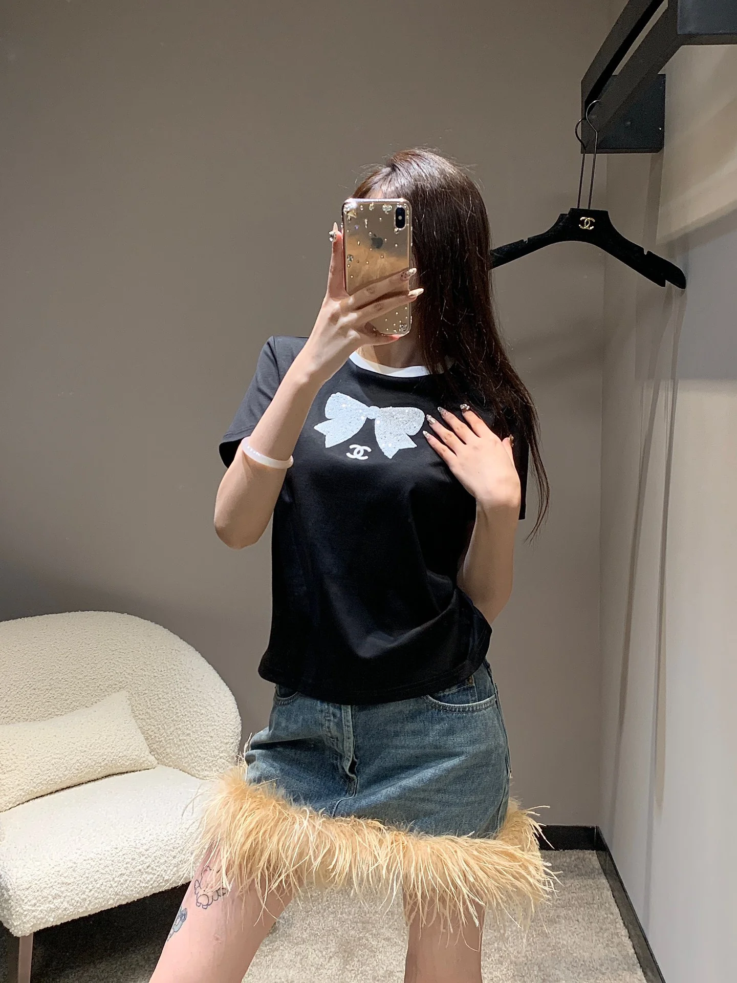 Футболка Chanel 2403 с вышитым бантом и пайетками, с короткими рукавами - черная