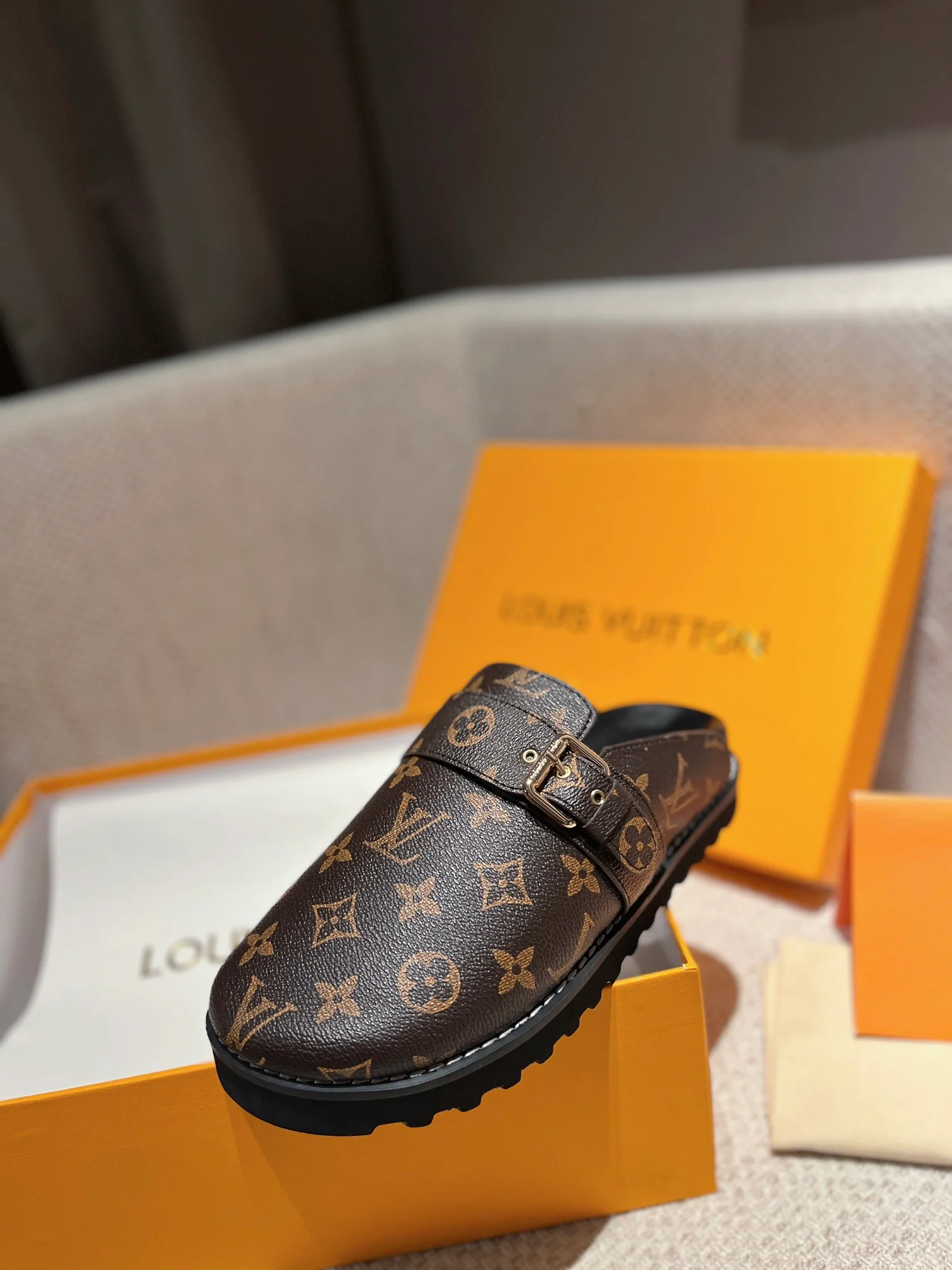 LV - Новинка сезона осень/зима 2022 - Меховые тапочки Birkenstock - Коричневые