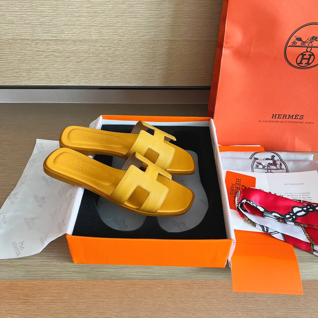 Классические домашние тапочки Hermes H - подошва с принтом пальм, покрывающая всю поверхность стопы - желтые