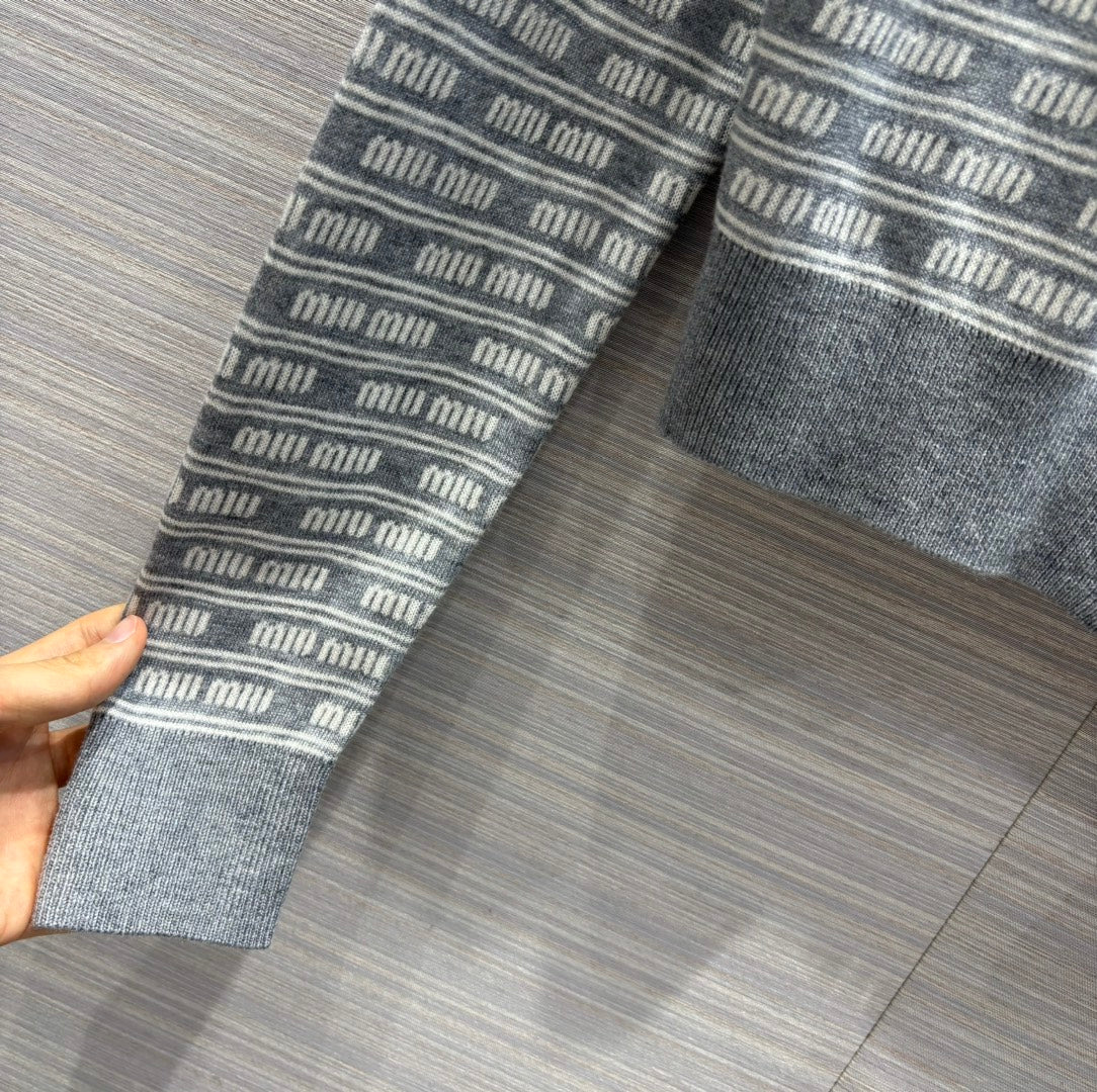 Miu Miu-2404 - Милый и стильный девичий кардиган на молнии, визуально уменьшающий возраст.