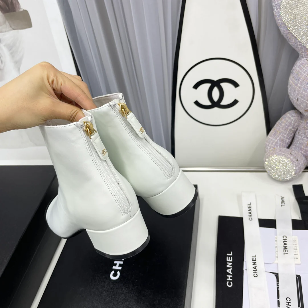 Новинка сезона осень/зима 2022 от Chanel — ботильоны на низком каблуке.