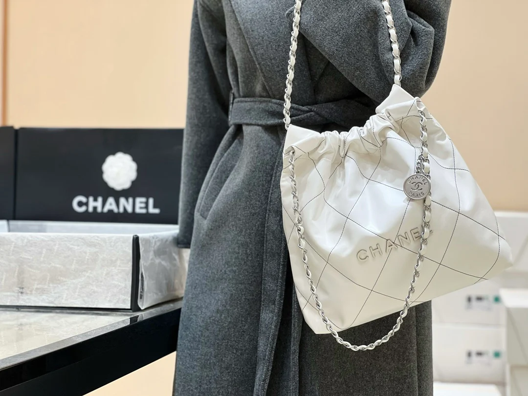 Сумка Chanel из круизной коллекции 2023 года - 22bag - Маленькая - Белая с черной строчкой - На фото сумка в носке.