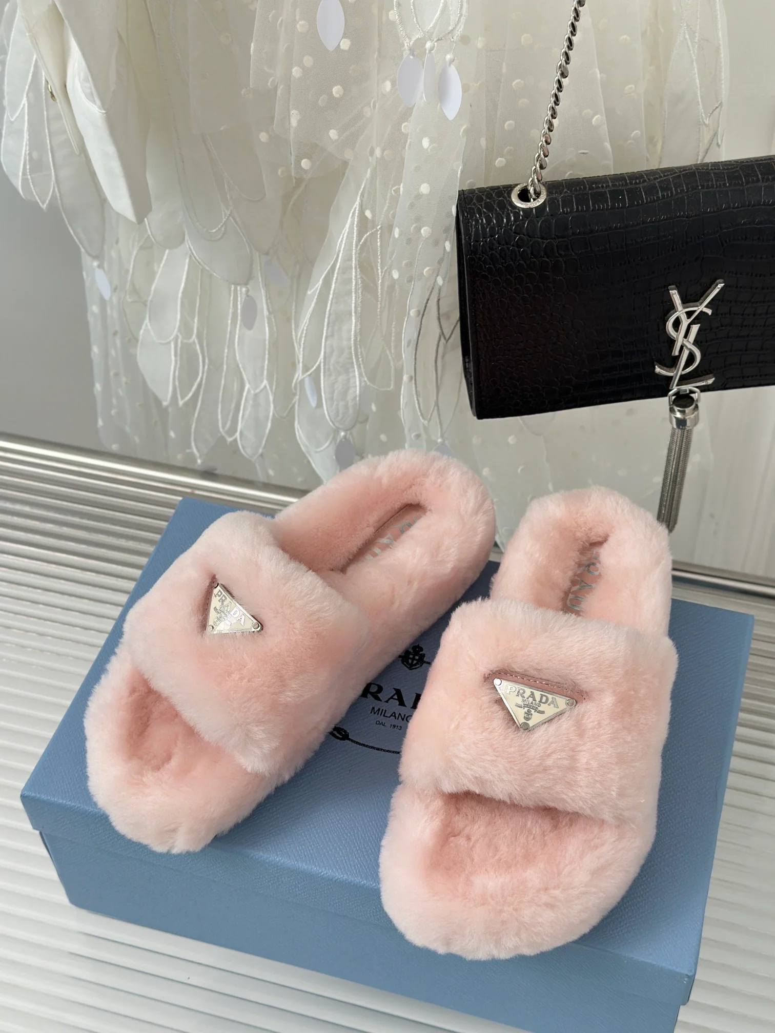 Новинка сезона осень/зима 2023 от Prada - Шерстяные тапочки - Розовые