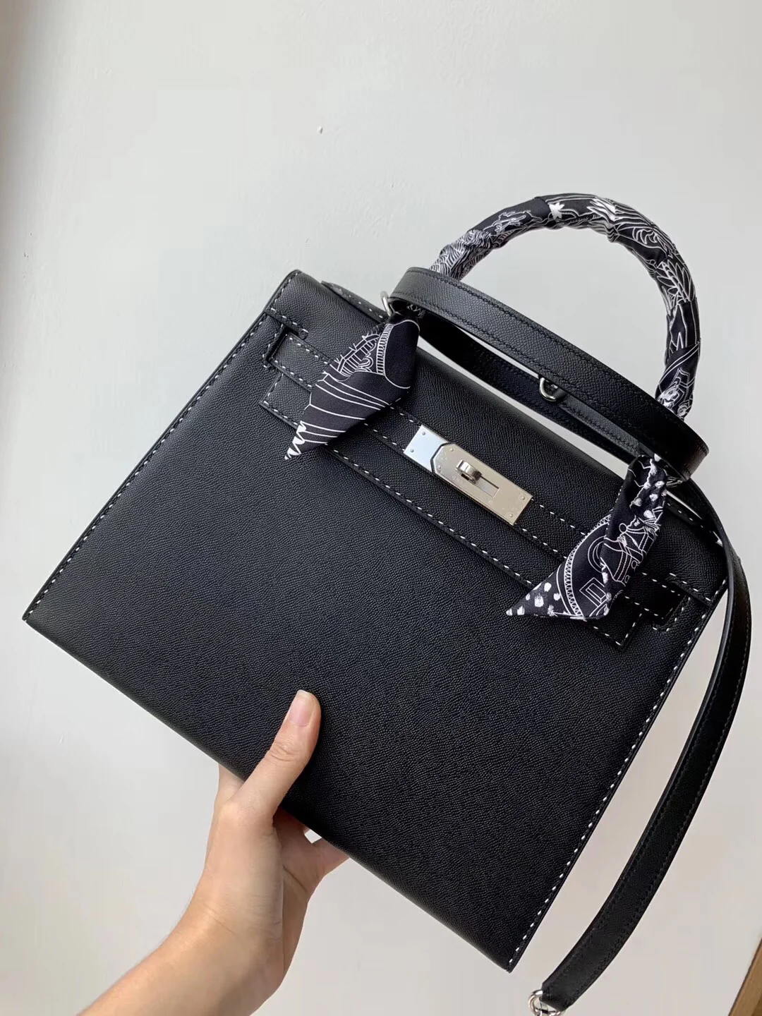 Сумка Hermes Limited Edition Miss You Kelly 28 — черная с серебряными пряжками — внешний шов