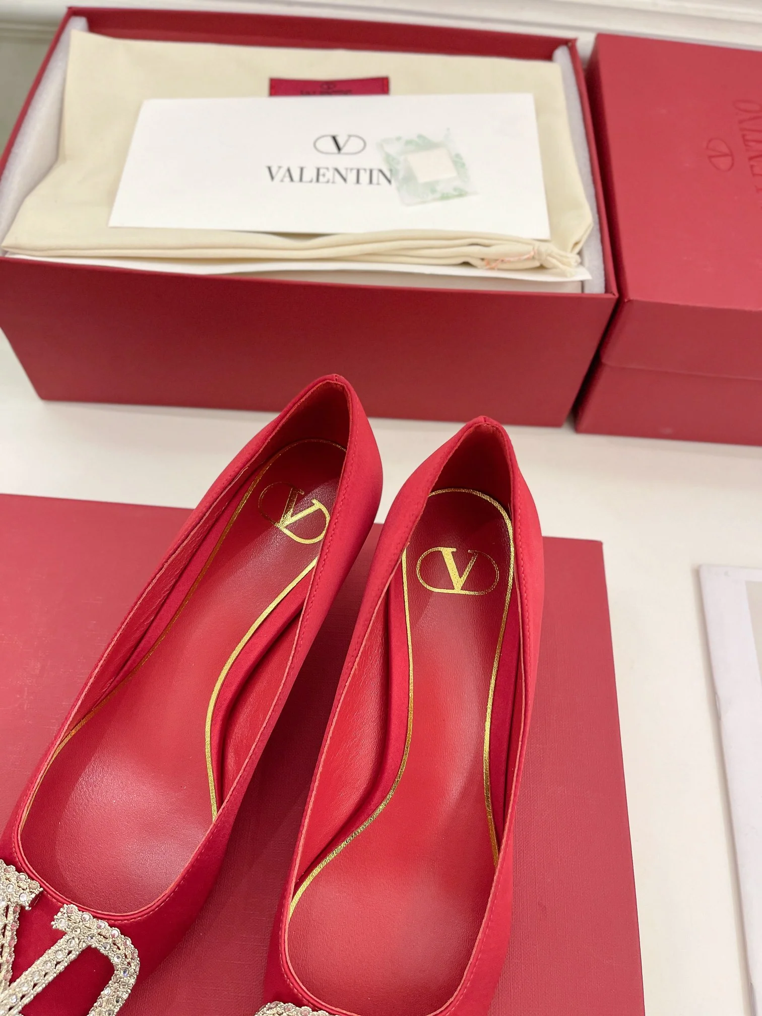 Новинка лета 2023 от Valentino - Коллекция Roman Stud - Туфли на высоком каблуке с бриллиантовой пряжкой - 5 см - Красные